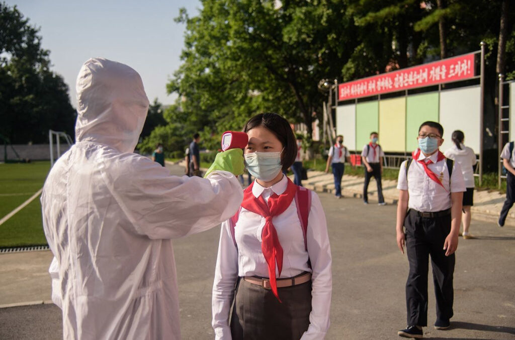 Com oito novas mortes Coreia do Norte debate-se com falta de vacinas e medicamentos