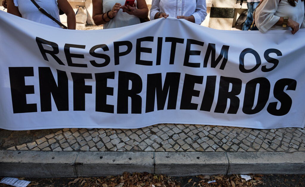 Enfermeiros concentram-se em Coimbra contra decisão que afeta progressão salarial