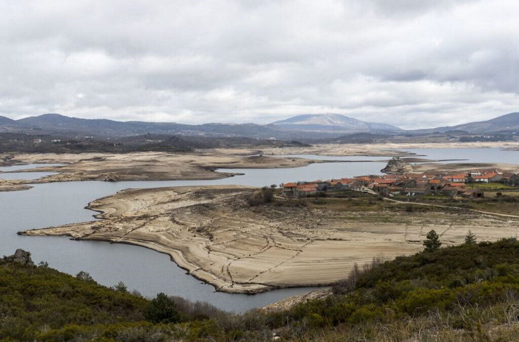 Hidroavião retirado de albufeira em Montalegre 25 anos depois de afundar