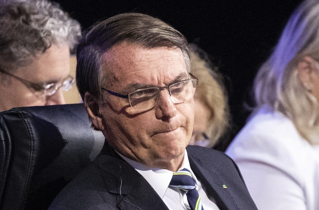 Ex-presidente brasileiro minimiza eventual fraude de certificado de vacina de Bolsonaro