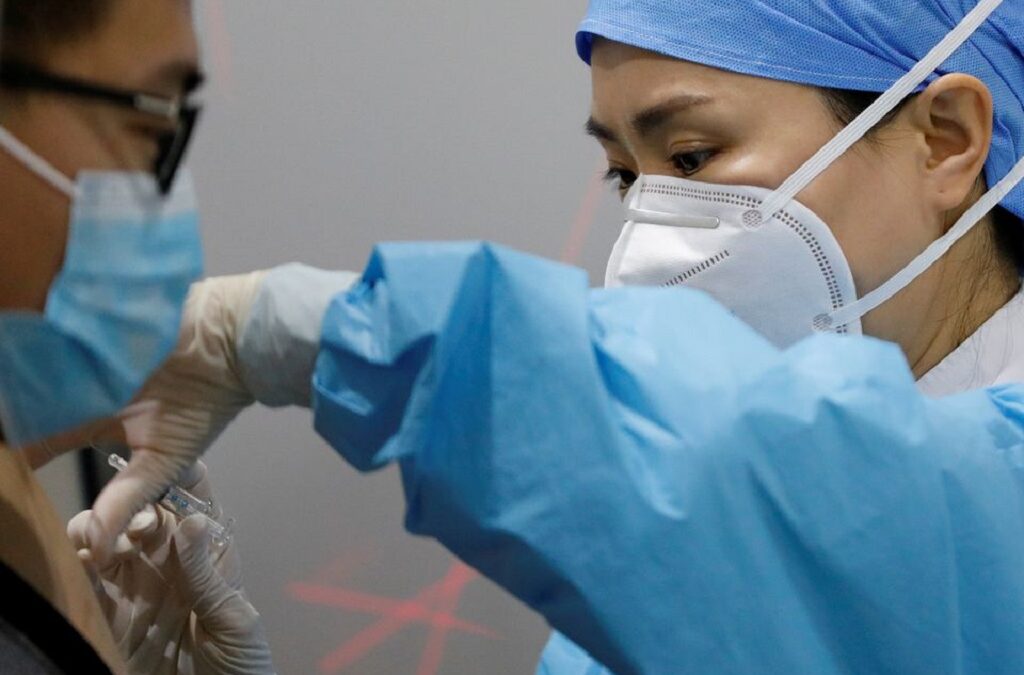Menos de 30% dos idosos em Pequim receberam dose de reforço