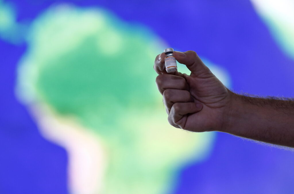 Brasil autoriza quarta dose da vacina para maiores de 40 anos