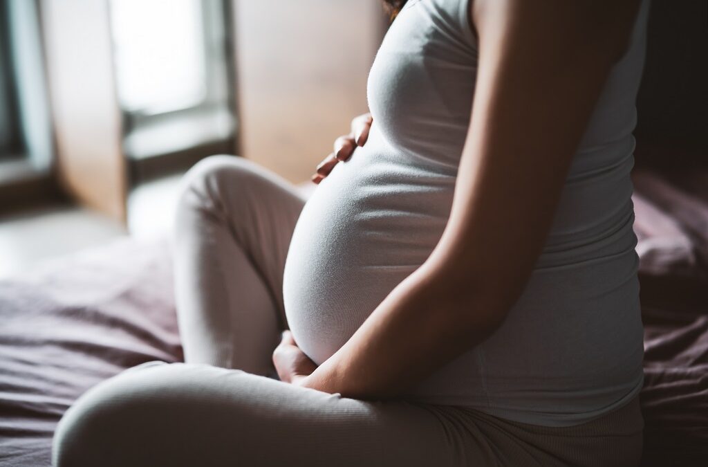 Estudo alerta para necessidade de reduzir barreiras no acesso à saúde mental na gravidez e no pós-parto
