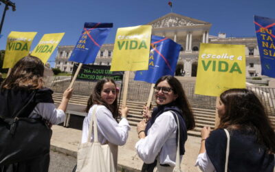 Cerca de meia centena de pessoas em silêncio contra a eutanásia