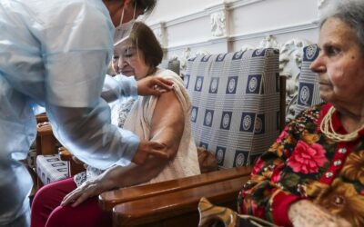 Mais de 300 mil idosos receberam segunda dose de reforço