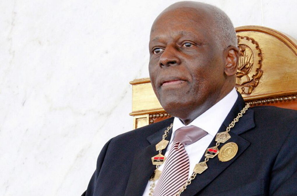 Ex-presidente da Angola internado em unidade de cuidados intensivos