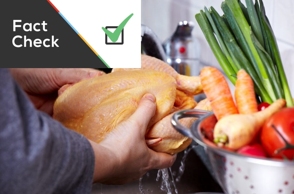 Lavar o frango antes de o cozinhar pode ser perigoso para a saúde