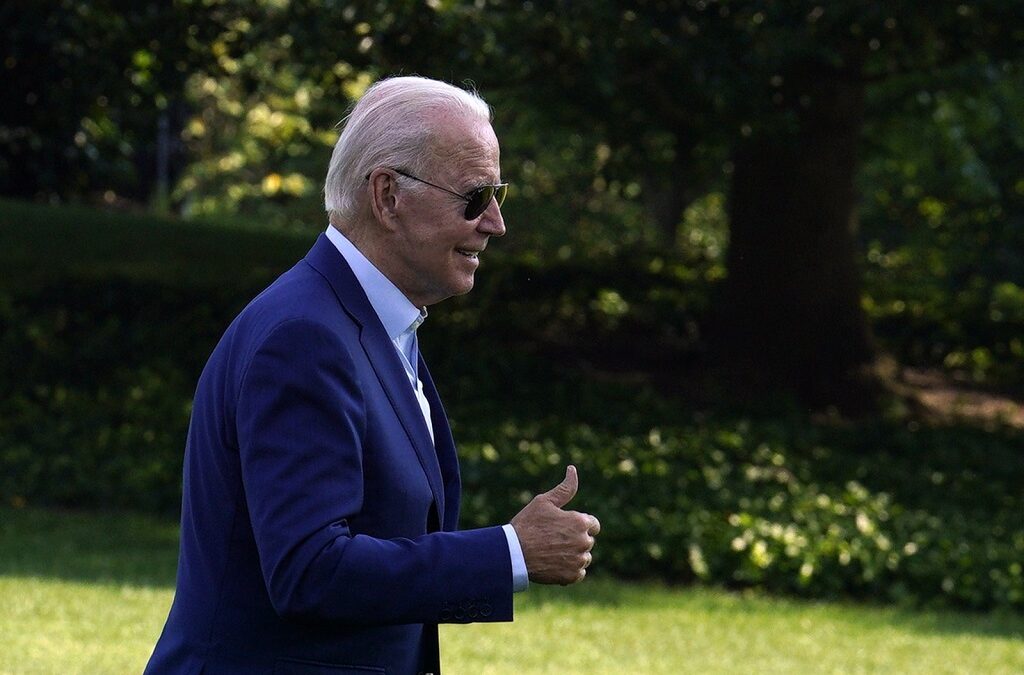 Joe Biden testa positivo à Covid-19 com “sintomas muito ligeiros”