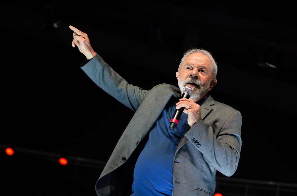 Lula da Silva diz que negação de ciência de Bolsonaro agravou a pandemia no Brasil