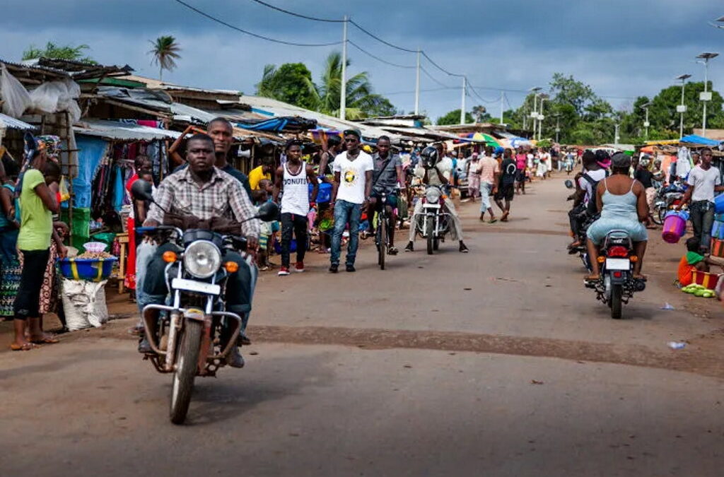 Dois polícias mortos e recolher obrigatório após manifestação contra custo de vida na Serra Leoa