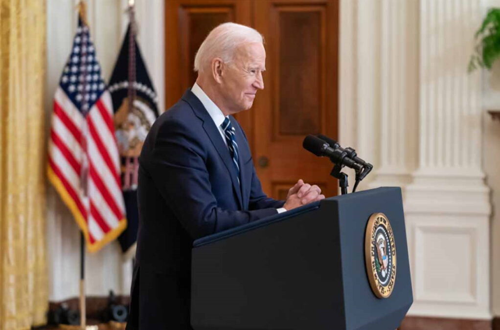 Biden assina lei que expande apoio na saúde a veteranos expostos a fumo tóxico
