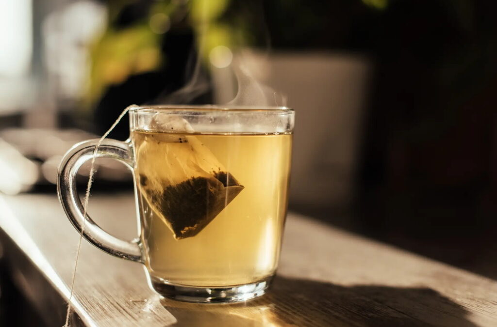 Estudo sugere que consumidores de chá desfrutam de possíveis benefícios para a saúde