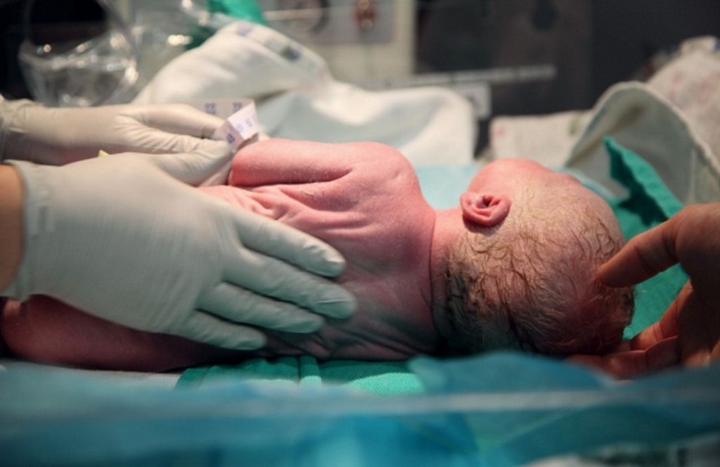 Relatório identifica morte de bebés por falhas em maternidades britânicas