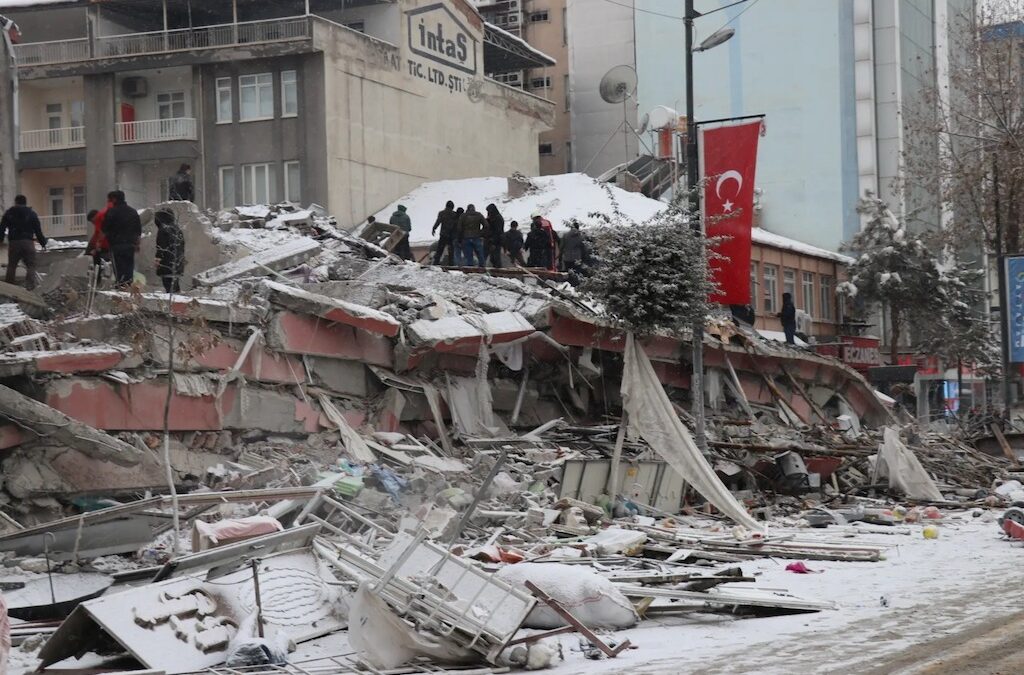 Aumenta para cinco mil o número de mortos em sismos na Turquia e Síria