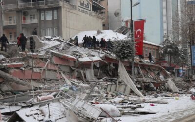 Aumenta para cinco mil o número de mortos em sismos na Turquia e Síria