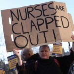 Enfermeiros e paramédicos protagonizam maior greve na saúde no Reino Unido