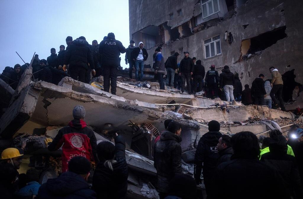 Sismo provoca mais de 1.500 mortos na Turquia e na Síria