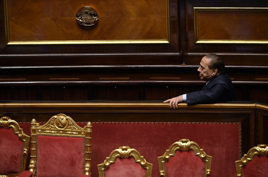 Quadro clínico de Berlusconi está a melhorar lentamente