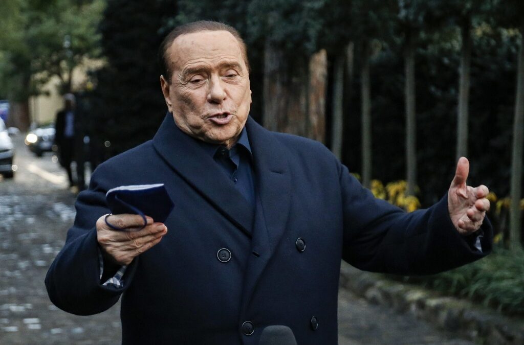 Berlusconi tem leucemia e está a ser tratado por infeção pulmonar