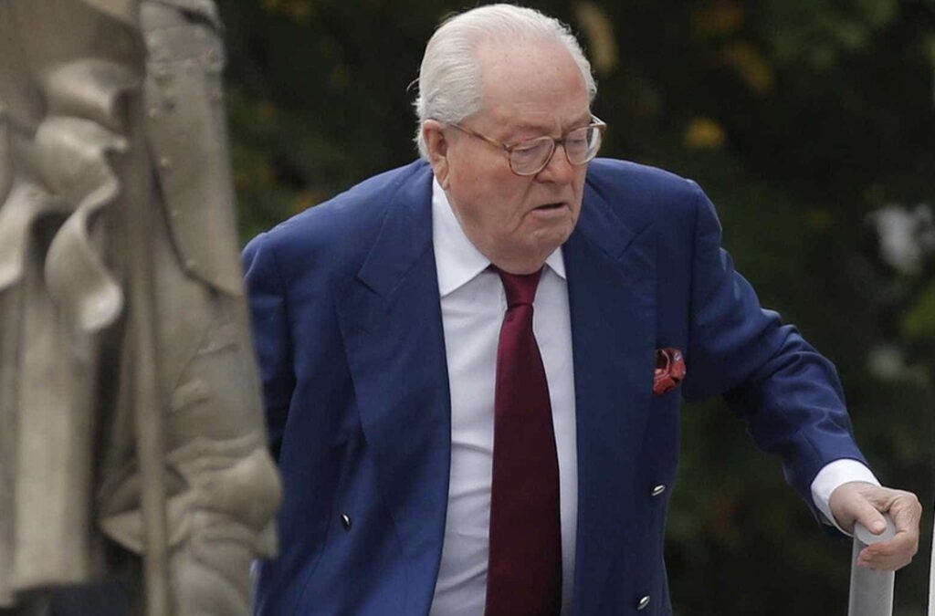 Fundador do partido de extrema-direita francês Jean-Marie Le Pen hospitalizado