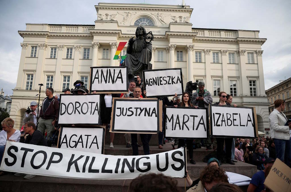 Polacos protestam contra Governo por morte de grávidas após liberalização da lei de aborto
