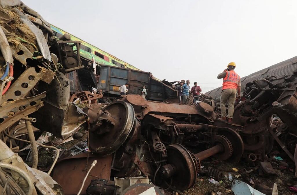 Sobe para 280 o número de mortes provocadas em acidente ferroviário na Índia