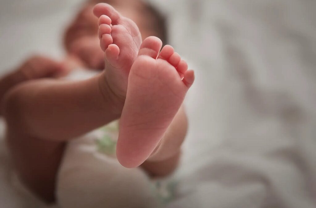Estudo diz que aplicar secreção vaginal em bebés nascidos de cesariana acelera neurodesenvolvimento