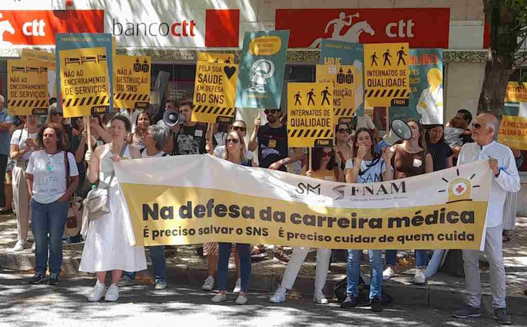 Médicos protestam em defesa “da dignidade” perante o Simpósio da OMS no Porto