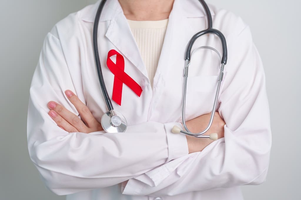 Por JoPanwatD_ENVATO_doctor-with-red-ribbon-for-december-world-aids-day-2023-09-20-17-08-12-utc