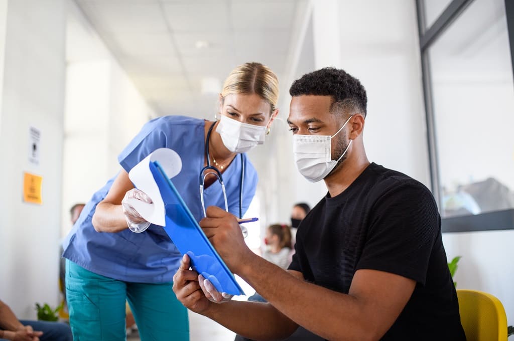 Por halfpoint_ENVATO_portrait-of-nurse-and-man-with-face-masks-coronav-2022-02-02-03-59-33-utc