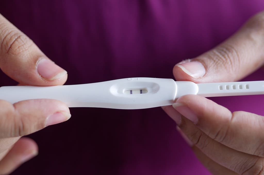 Por towfiqu98_ENVATO_women-holding-pregnancy-test-kit-with-positive-re-2022-12-01-22-08-03-utc