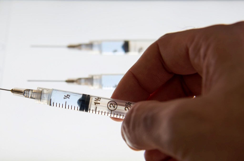 INSA diz que vacina contra a Covid-19 conferiu proteção de 40% na hospitalização e de 50% nos óbitos