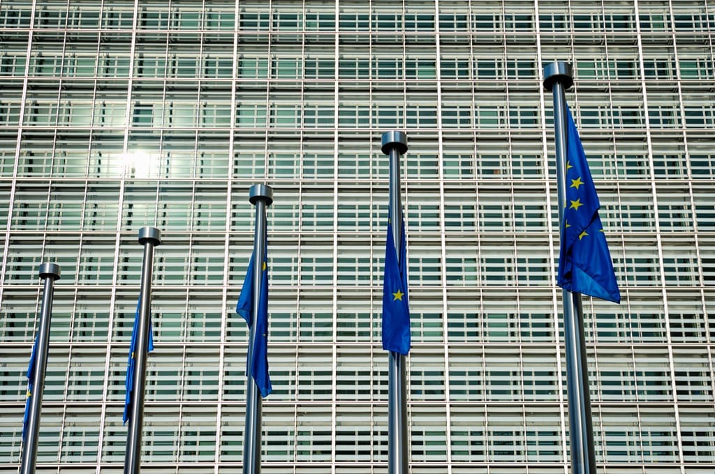 União Europeia_Por Dmitry_Rukhlenko_ENVATO_eu-european-union-flags-in-front-of-european-comis-2021-08-29-01-49-11-utc