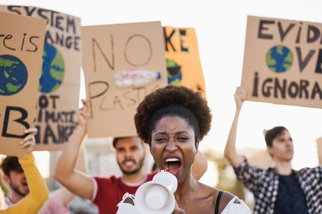 clima_Por DisobeyArtPh_ENVATO_young-group-of-demonstrators-on-road-from-differen-2022-01-19-00-05-11-utc