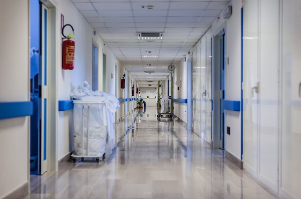 hospital_Por DarioLoPresti_ENVATO_hospital-corridor-at-night-2021-08-26-18-34-01-utc