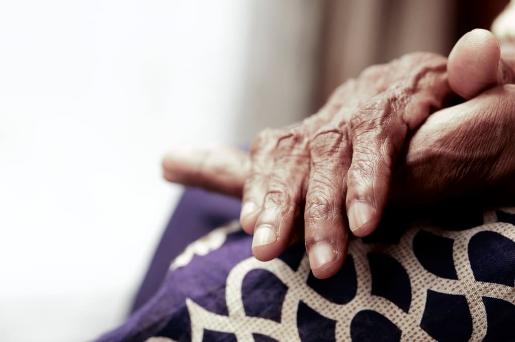 idosos_Por towfiqu98_ENVATO_close-up-of-hands-of-a-elderly-person-2022-09-29-22-25-40-utc