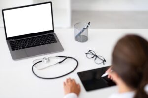 médicos_Por Prostock-studio_ENVATO_woman-doctor-have-online-appointment-consultation-2023-10-31-14-52-36-utc