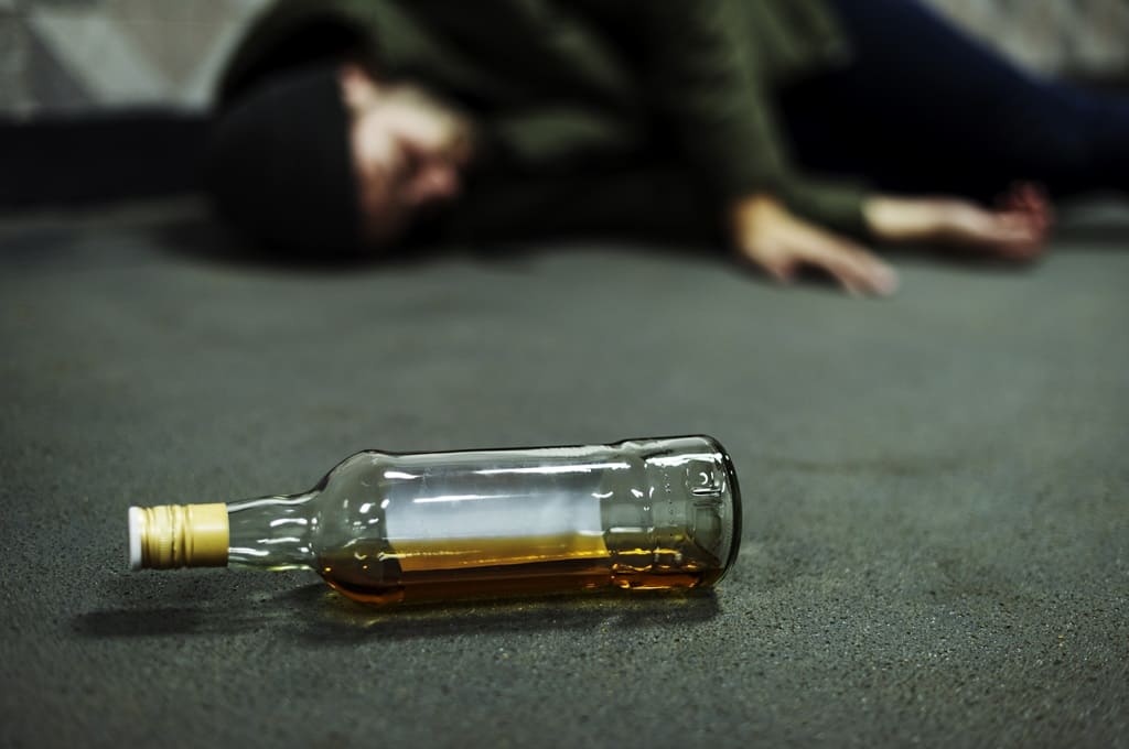 Por Rawpixel_ENVATO_HN_homeless-alcoholism-drunk-man-sleeping-on-the-floo-2023-11-27-04-57-05-utc