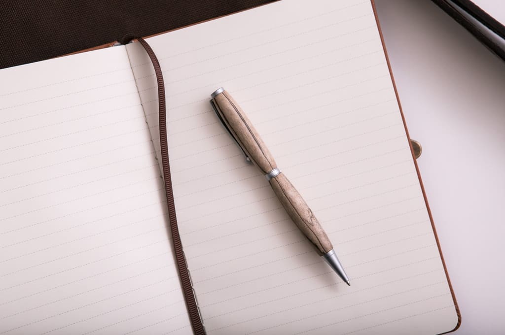 Por willmilne_ENVATO_HN_pen-and-journal-2023-11-27-05-16-40-utc