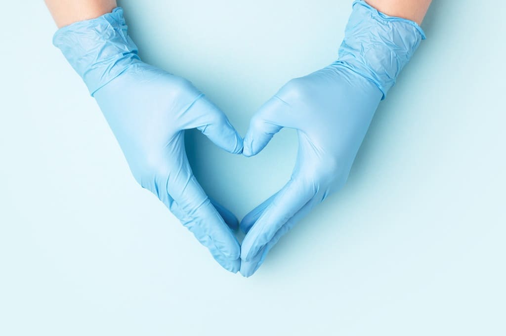cardiologia_Por fucsiya_ENVATO_HN_hands-in-medical-gloves-in-shape-of-heart-care-an-2023-11-27-05-23-09-utc