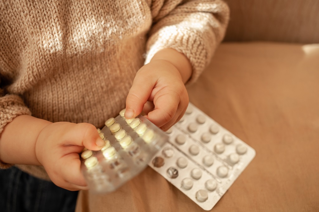 medicamentos_criancas_Por-Vailery_the-child-took-out-pills-the-girl-is-playing-with-2023-11-27-05-18-58-utc_envato.jpg