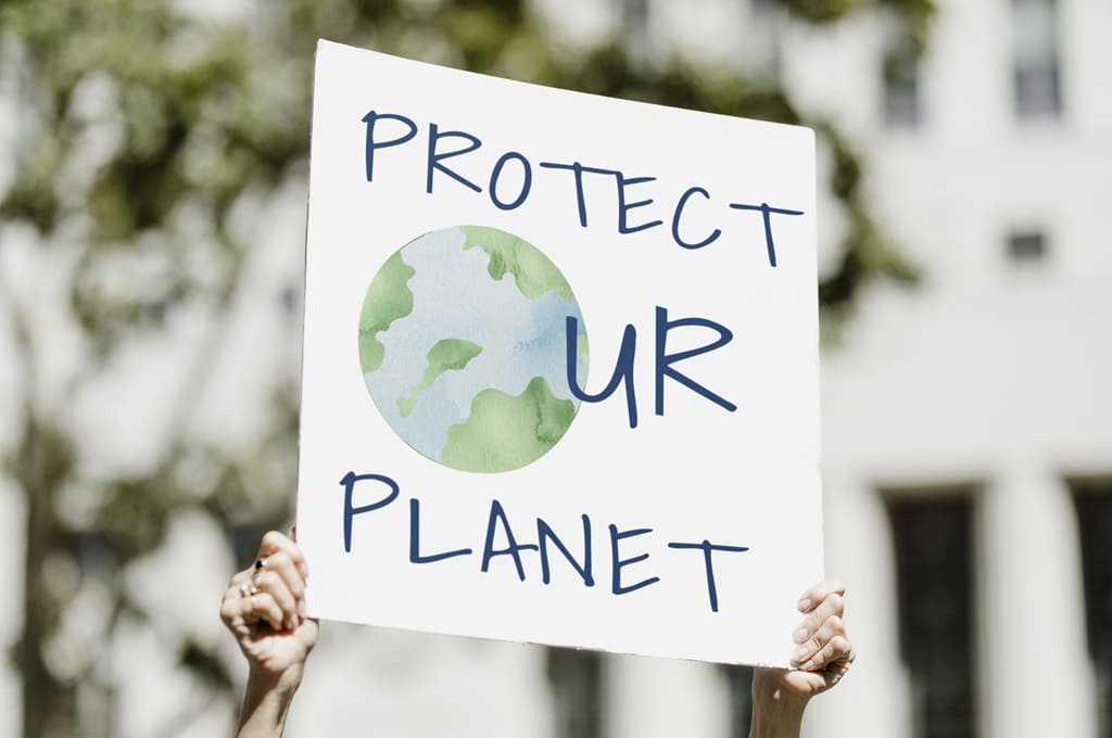 Por Rawpixel_ENVATO_HN_protect-your-planet-environmentalist-protesting-ag-2023-11-27-05-23-08-utc