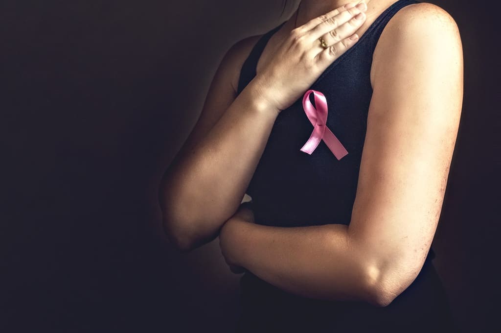 cancro da mama_Por svetlaya_83_ENVATO_HN_a-woman-has-a-pink-ribbon-on-her-chest-in-support-2023-11-27-05-33-00-utc (1)