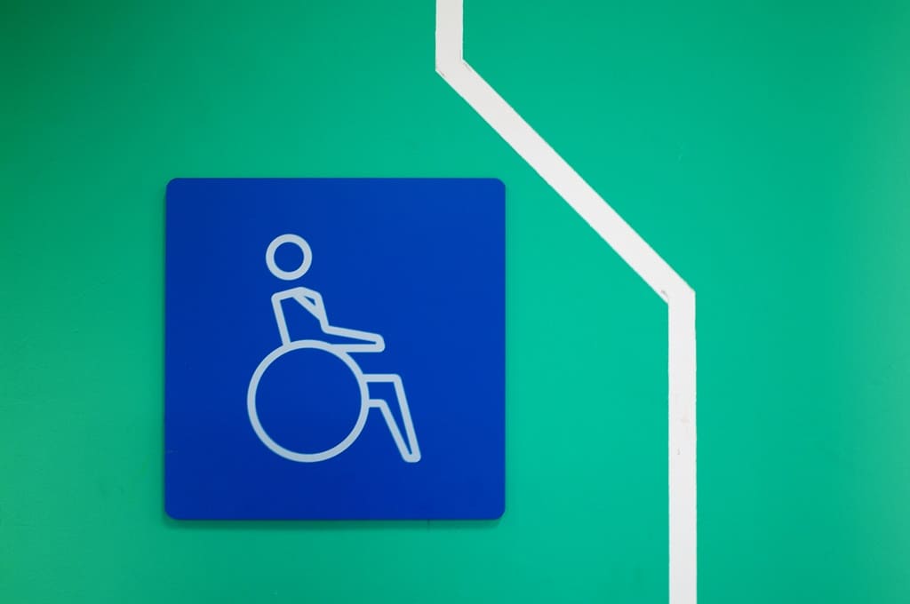 deficiência_Por eelinstudio_ENVATO_HN_disabled-parking-disability-symbol-paint-on-green-2023-11-27-05-01-25-utc