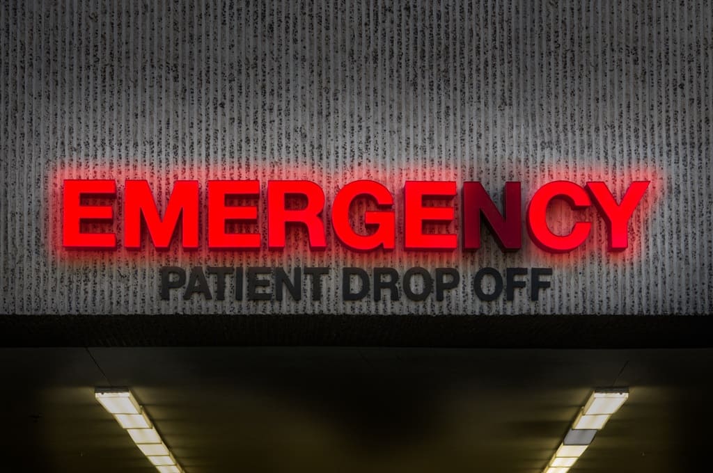 emergência_Por mrdoomits_ENVATO_HN_rundown-hospital-er-drop-off-sign-2023-11-27-05-27-31-utc