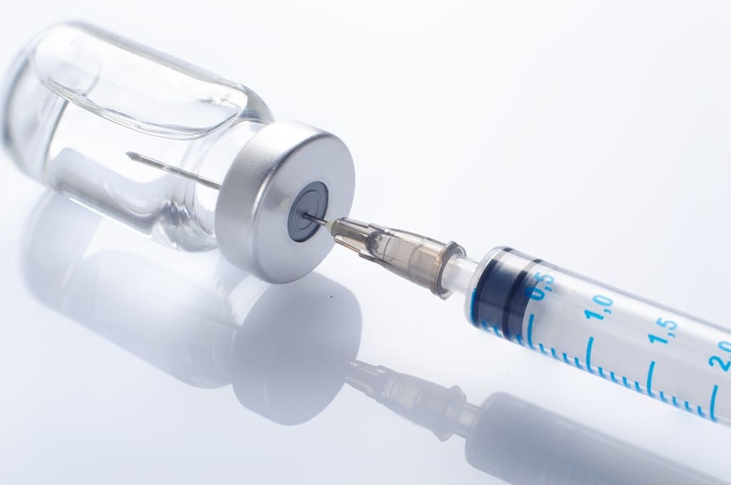 vacina_Por Olena_Mykhaylova_ENVATO_HN_vaccine-vial-with-inserted-syringe-2023-11-27-05-18-06-utc