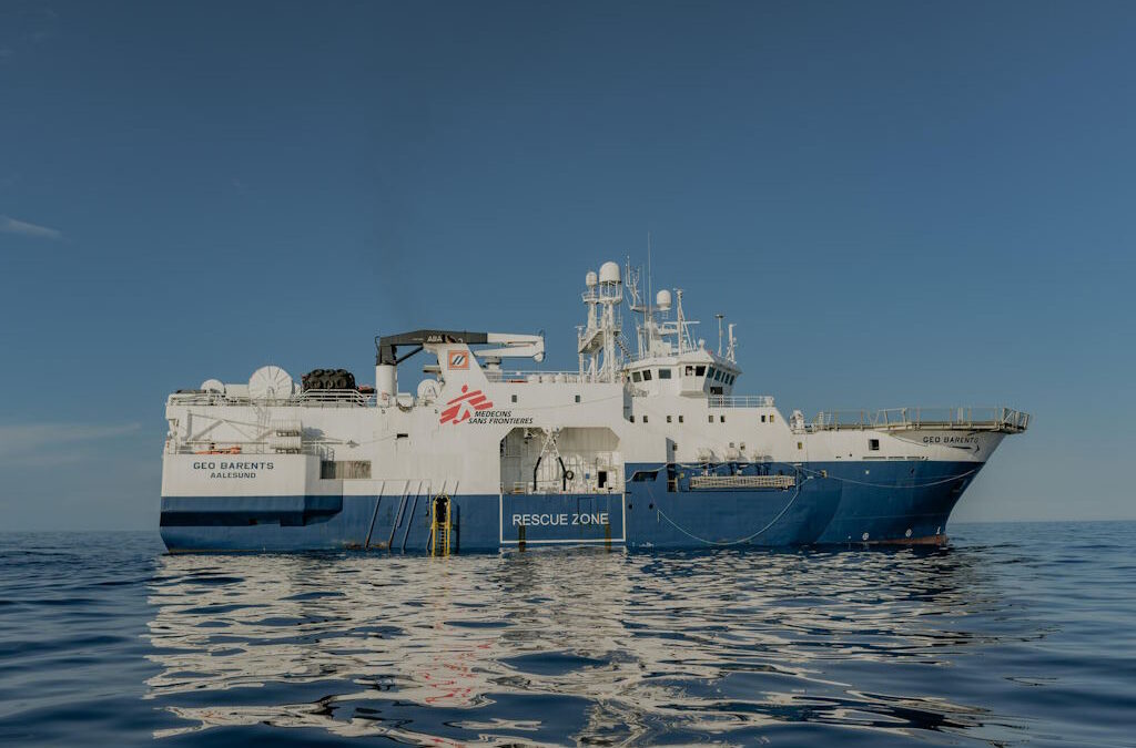 Navio dos MSF navega com 80 migrantes e dois cadáveres após resgates no Mediterrâneo