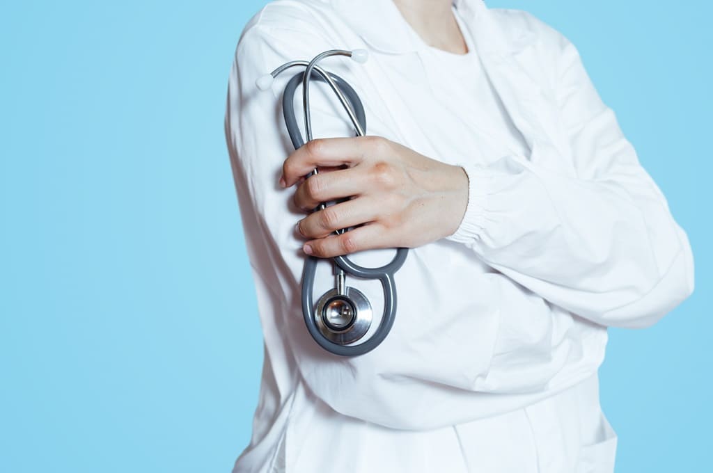 médicos_Por eakkachaih_ENVATO_doctor-white-gown-uniform-with-stethoscope-in-hand-2023-11-27-05-31-13-utc