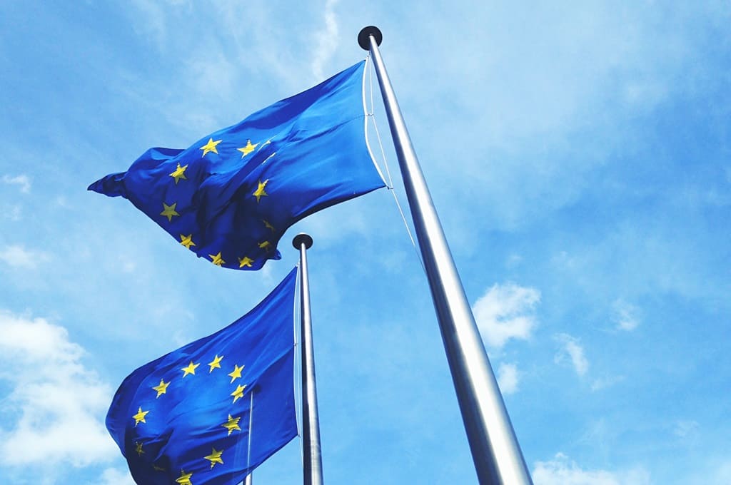 UE_Por kirstylee152_ENVATO_HN_european-union-flag-flying-against-blue-sky-2023-11-27-04-58-53-utc