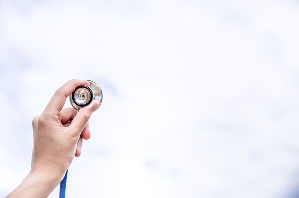 médicos_Por nsrisawai_ENVATO_HN_a-hand-holding-stethoscope-to-clear-sky-2024-05-13-05-33-28-utc